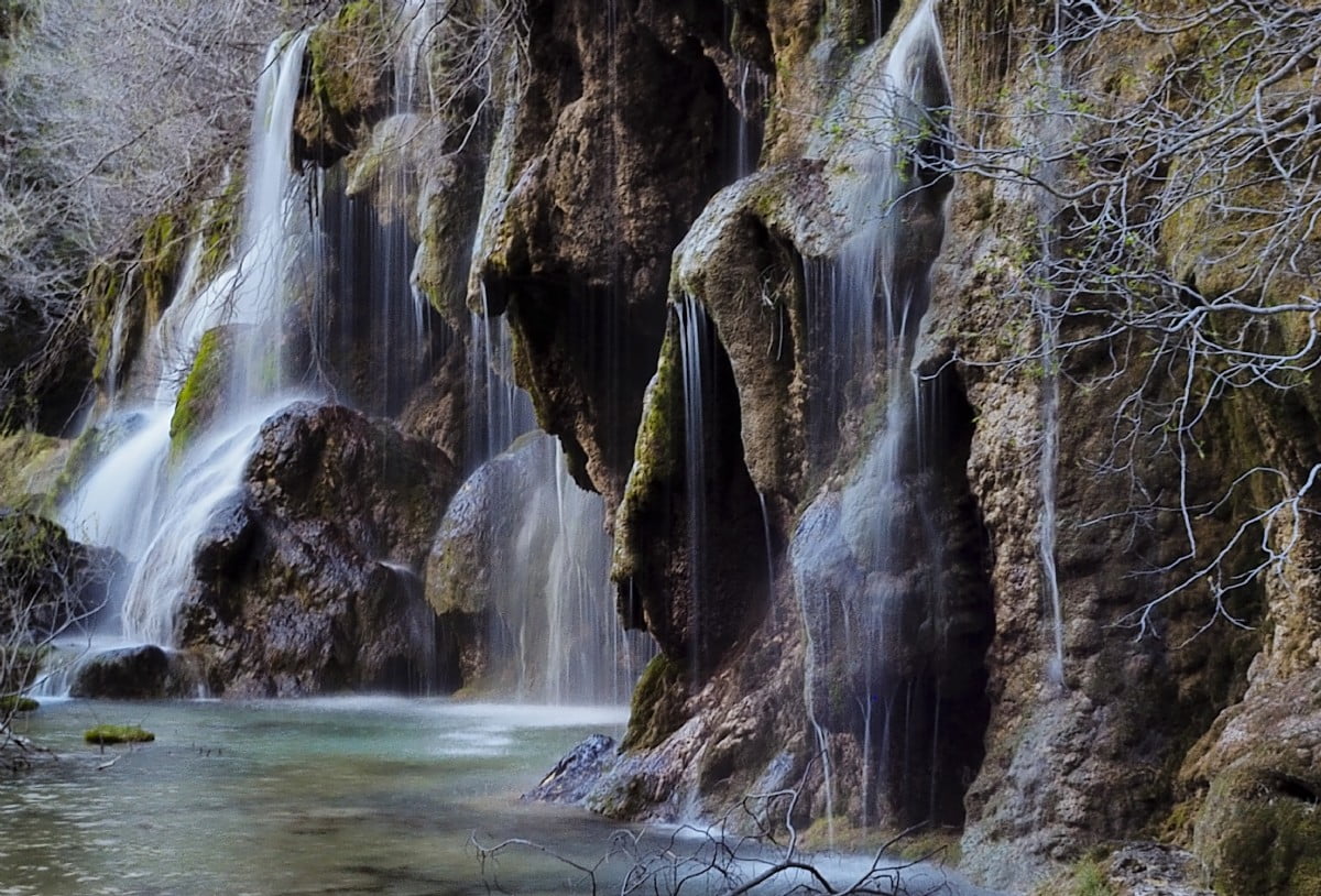 La Fuerza de la Naturaleza: La Cascada de Nacimiento del Asón.