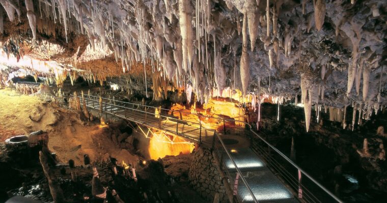 Explora las maravillas subterráneas de La Cueva de El Soplao: precios, horarios y visitas guiadas