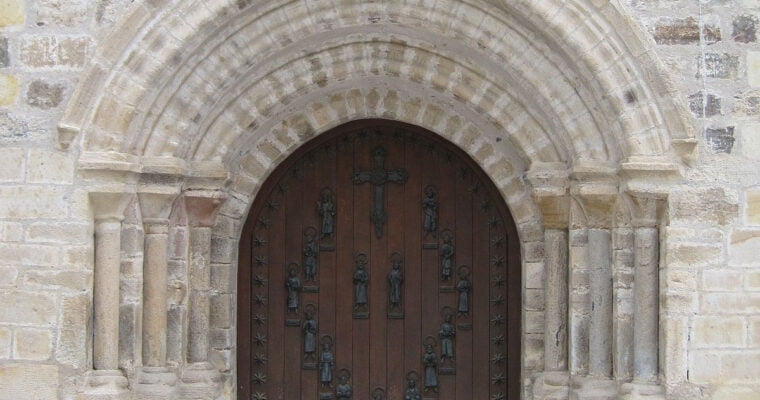 La Puerta del Perdón en Santo Toribio de Liébana: Un Lugar Sagrado y Emblemático en Cantabria