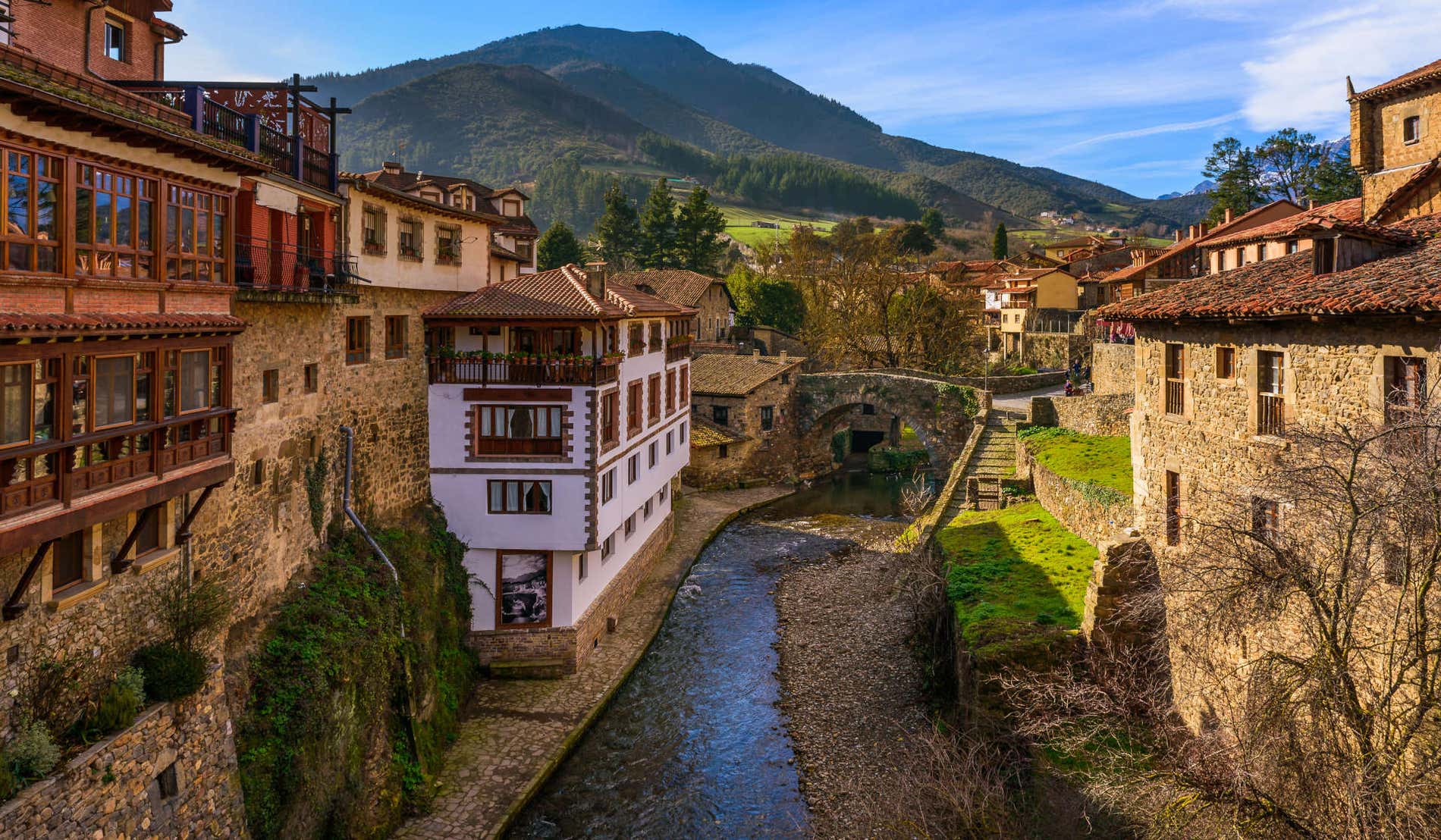 Descubre la belleza del Puente Romano de Liérganes, un tesoro histórico en el norte de España