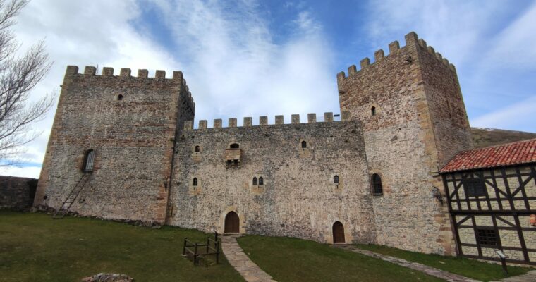 Descubre la historia y belleza del Castillo de Argüeso – Una joya medieval en Cantabria