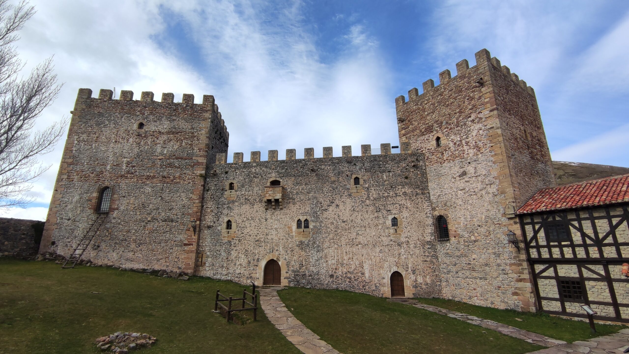Descubre la historia y belleza del Castillo de Argüeso – Una joya medieval en Cantabria