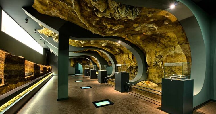 Museo de Prehistoria y Arqueología de Cantabria: Explora la Historia Antigua de España