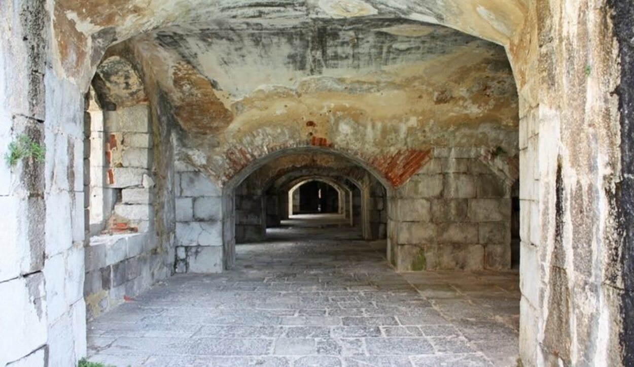 Descubre la historia y belleza de Fuerte San Carlos en Santoña – Visita obligada en Cantabria