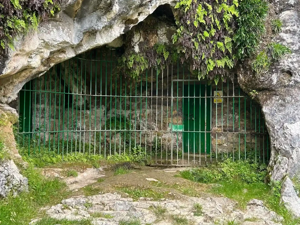 Descubre la fascinante Cueva Prehistórica de Hornos de la Peña en Cantabria